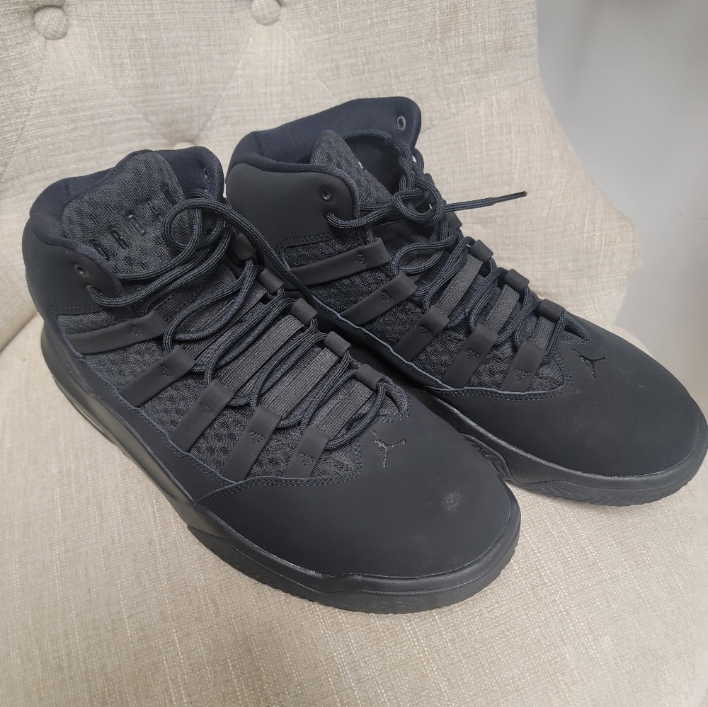 Mens black mid Jordan sneakers, size 10.5